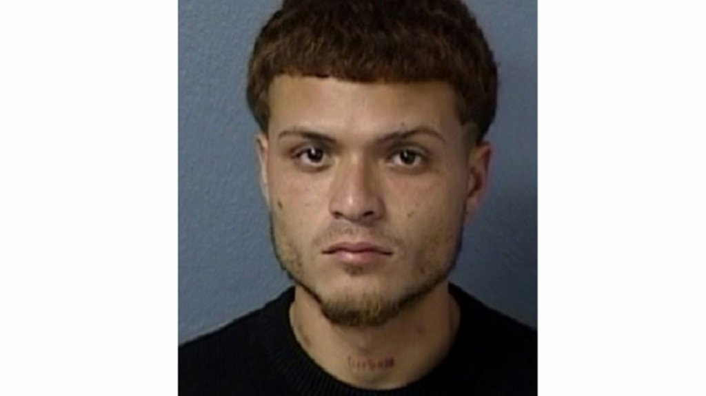  Tenia una orden de arresto pendiente y lo encontraron en la plaza publica de Fajardo 