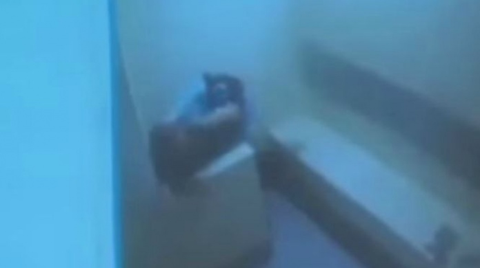 Ponen 'por error' a homicida y al hombre que testificarÃ­a en su contra en la misma celda