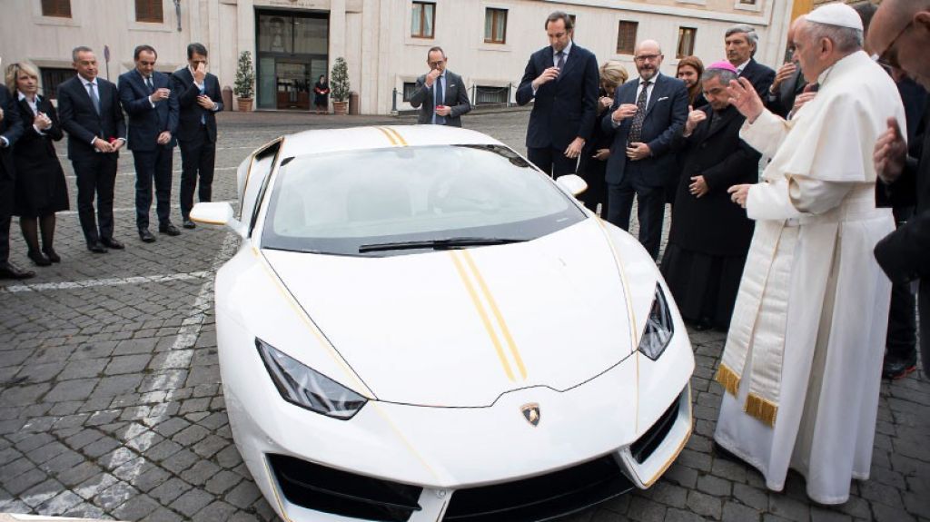 Â¿Un papamÃ³vil de carreras? Lamborghini regala a Francisco una ediciÃ³n especial del modelo HuracÃ¡n