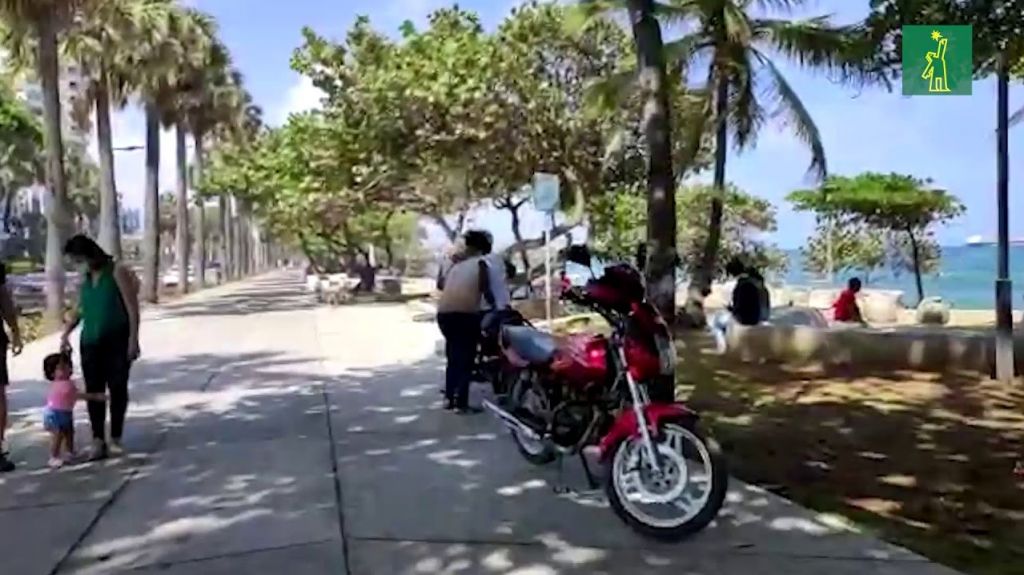  El malecón estaba lleno al inicio del toque de queda 