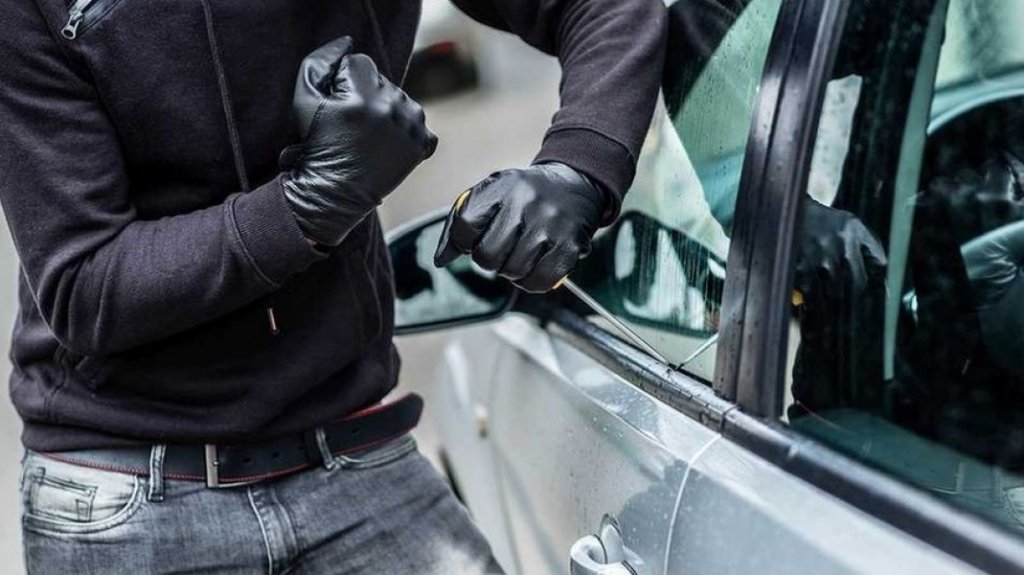  Roban veh&iacute;culo de estacionamiento de Plaza Monte Real en Manat&iacute; 