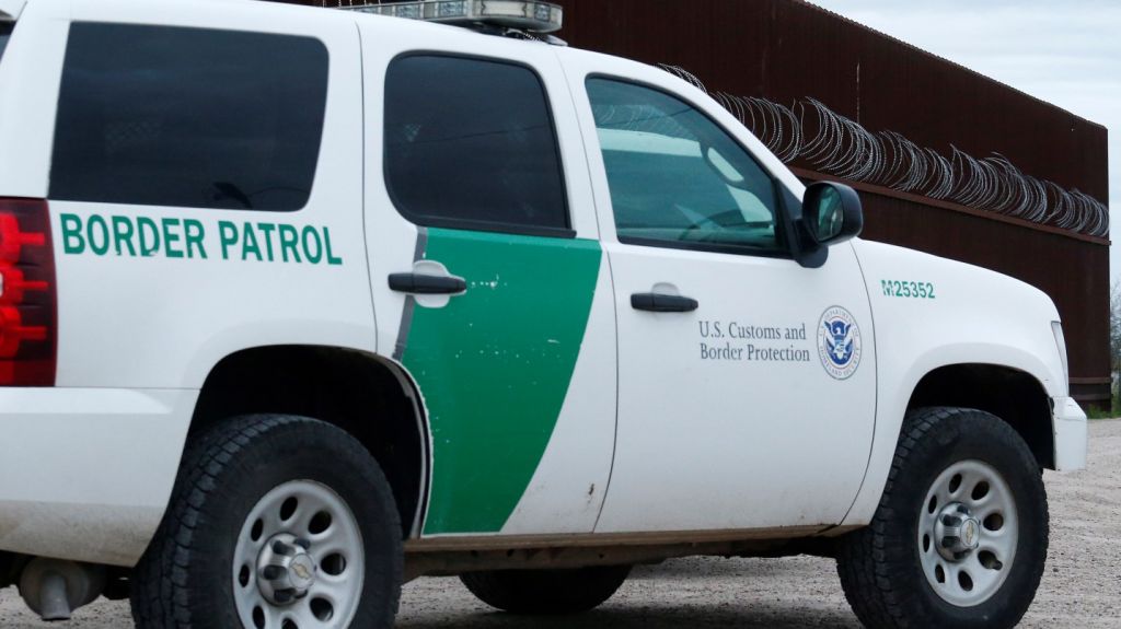  Agentes fronterizos se burlan de migrantes muertos, seg&uacute;n investigaci&oacute;n 