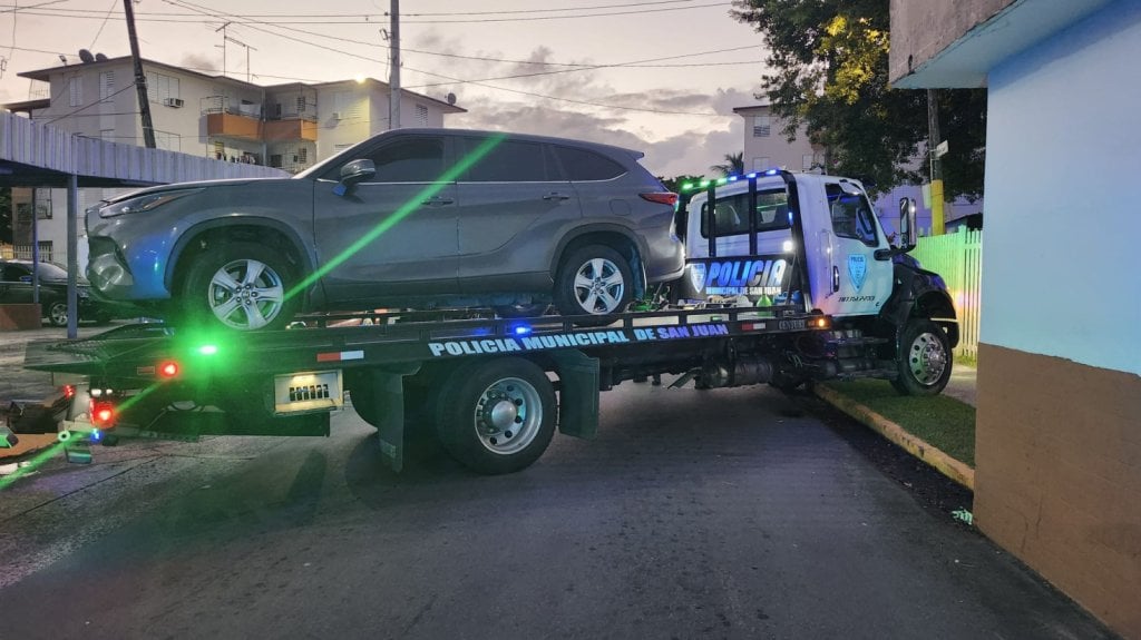  Video: Municipales de San Juan ocupan 3 rifles de alto poder luego de persecución 