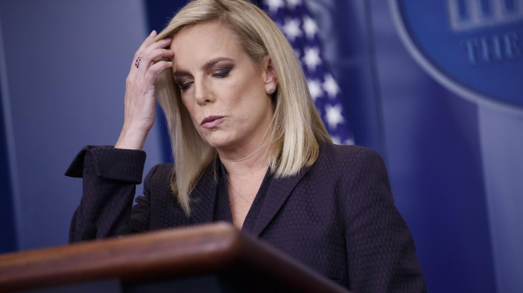  Jefa de Seguridad Nacional estuvo cerca de renunciar tras reprimenda de Trump 