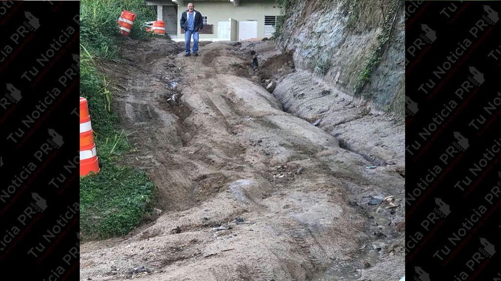  Desaparecen 200 pies de carretera en Utuado, carros pasan por patios de las casas 