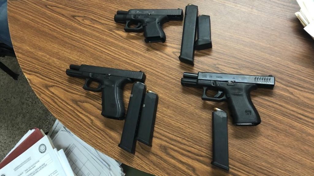 Fotos: Los &ldquo;Gatilleros&rdquo; se fueron de &ldquo;Jangueo&rdquo; pa Santurce, dejaron las pistolas en los carros, pero un can de la polic&iacute;a los delat&oacute; 