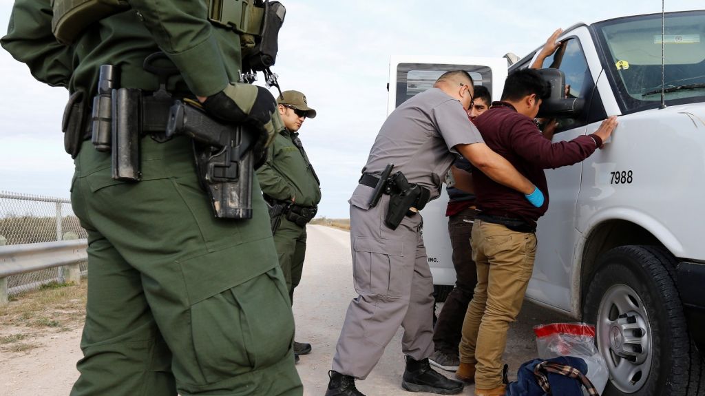  Detienen a un grupo de casi 200 indocumentados en la frontera deNuevo M&eacute;xico 