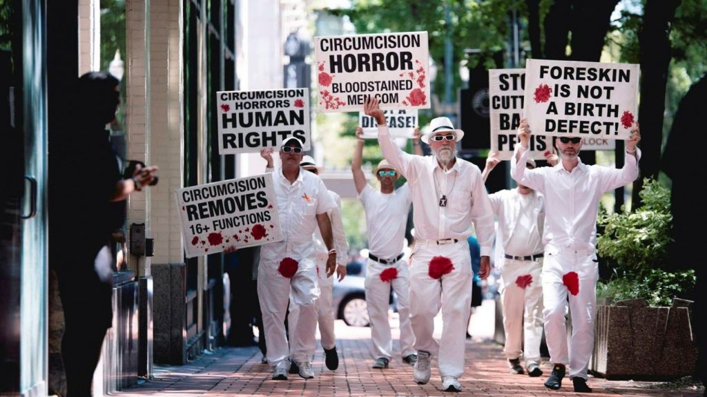  Hombres Manchados de Sangre protestan en Florida contra la circuncisi&oacute;n 