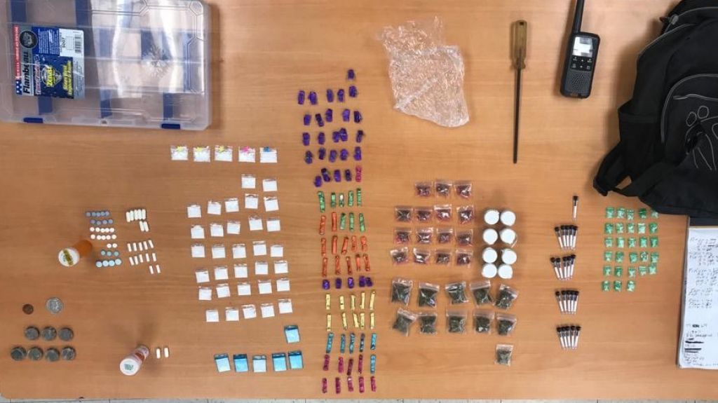  Arrestan dos j&oacute;venes con drogas en residencial de Manat&iacute; 