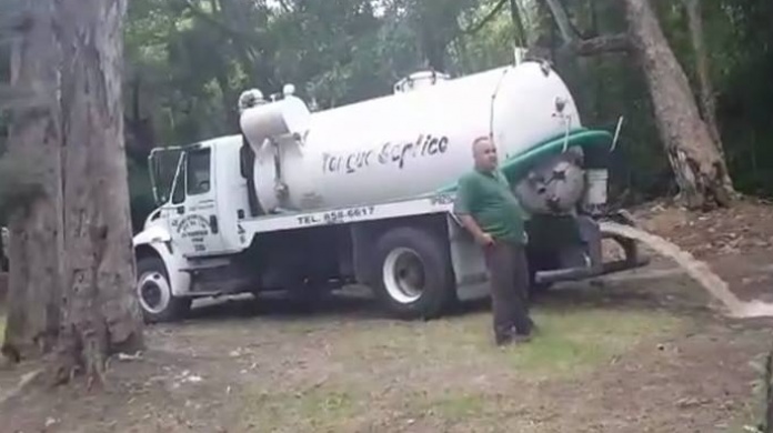 Video: "Mangao" descargando aguas usadas de pozo sÃ©ptico en laguna Tortuguero de Vega Baja 