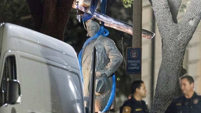 Retiran estatuas confederadas en la Universidad de Texas