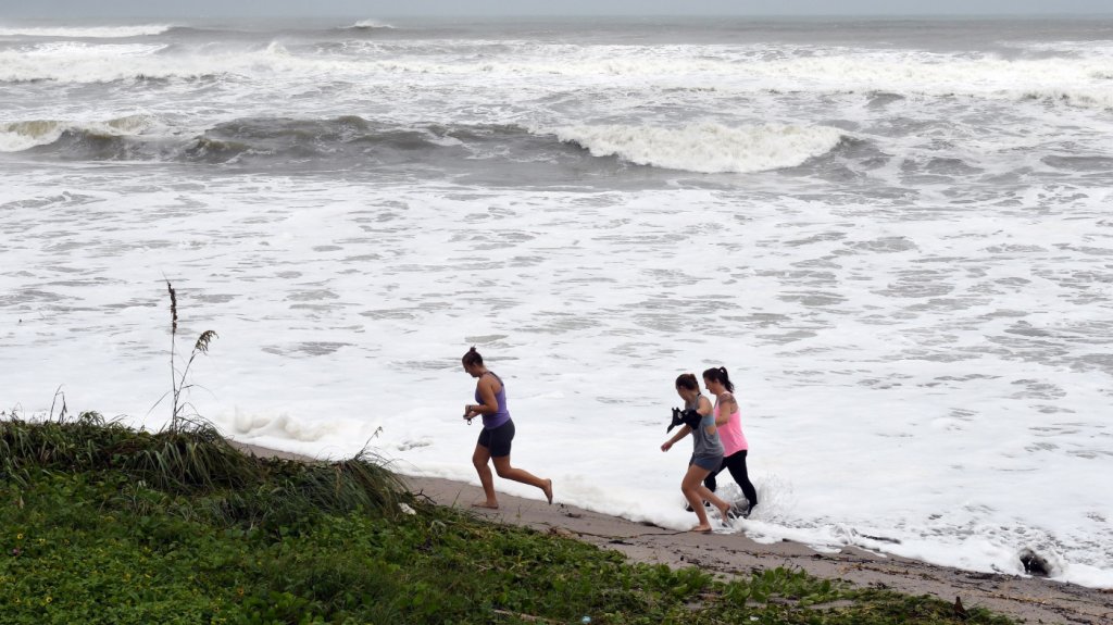  El Caribe en alerta de tormenta y el hurac&aacute;n &Eacute;psilon deja marejadas al norte 