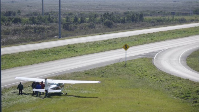 Avioneta aterriza de emergencia junto a autopista de Miami