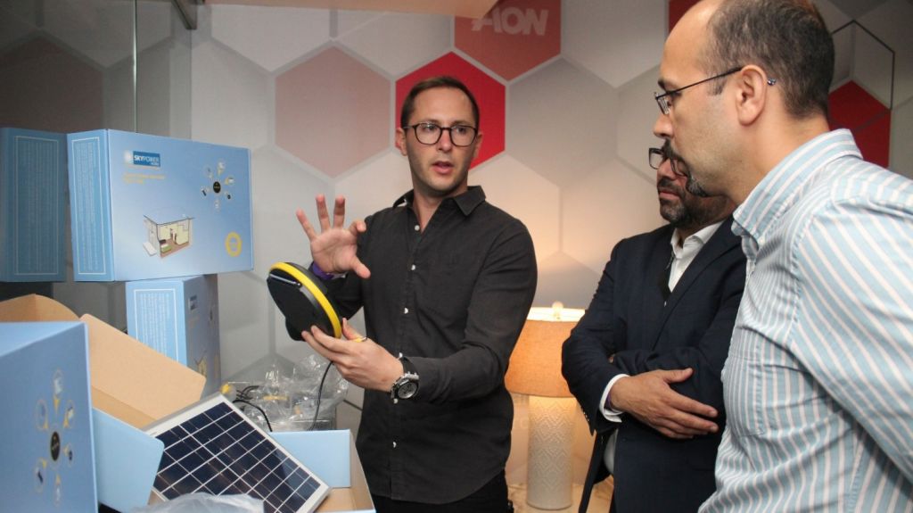 Donan miles de dÃ³lares en equipo solar para residencias