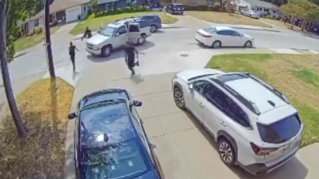  Video:Hombre es perseguido hasta su casa tras retirar dinero del banco, vea lo que paso 