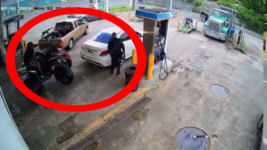  En video momento en que conductor de &ldquo;Four Track&rdquo; impacta a un teniente municipal de San Juan en una gasolinera 