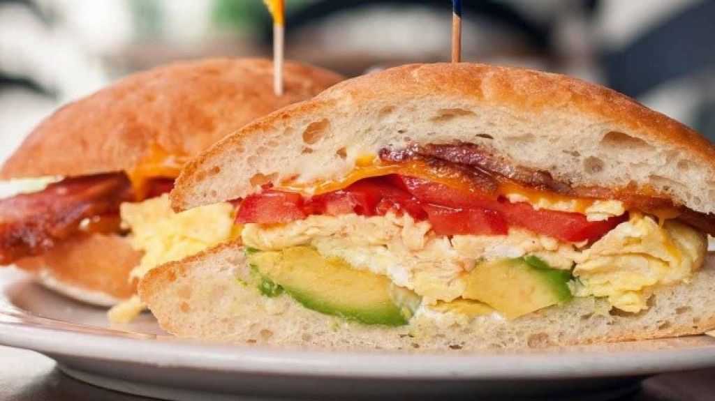  Escuela despide a trabajadora por servir comida a ni&ntilde;o sin dinero 