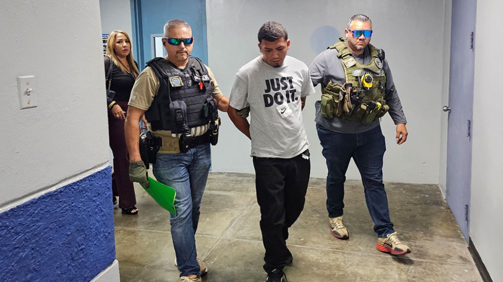  Video: Llega esposado hombre que asesino a otro en Playa de Barceloneta 