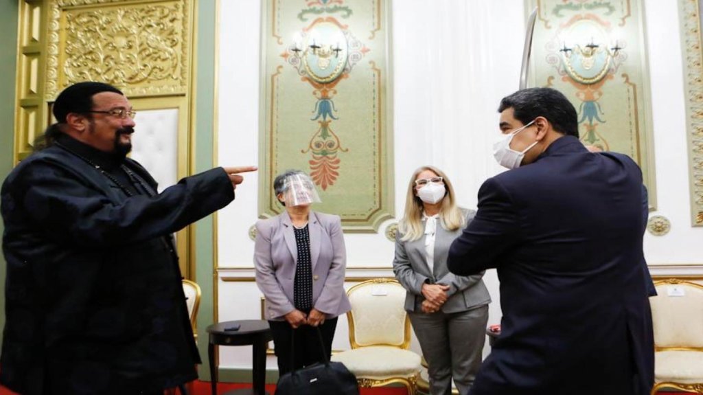  Video: Maduro maniobra una espada samur&aacute;i que le regala el actor Steven Seagal 