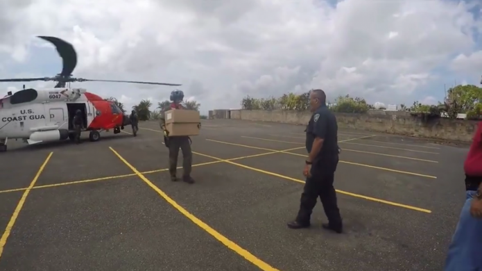 Video: HelicÃ³ptero de la Guardia Costera entrega suministros en hospital de MayagÃ¼ez