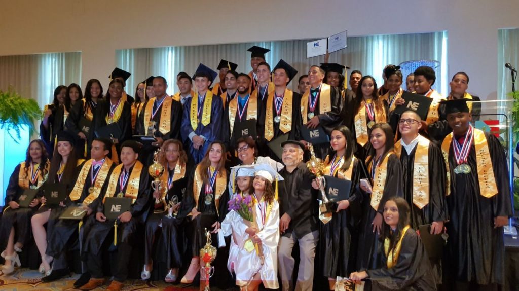 Reciben su diploma de cuarto aÃ±o con sonrisas de esperanza 