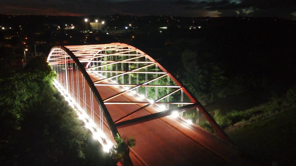  Reinauguran puente sobre el r&iacute;o Humacao y se convierte en atractivo tur&iacute;stico por su bella iluminaci&oacute;n 