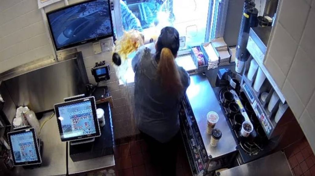  VIDEO: Un cliente de McDonald's arroja caf&eacute; caliente y provoca quemaduras de primer grado a una trabajadora 