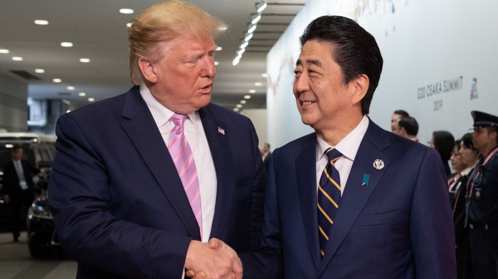  Trump se re&uacute;ne con Abe tras la pol&eacute;mica por sus cr&iacute;ticas al tratado de defensa 