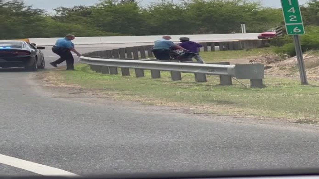  Captan en video momento que conductor de motora se le vaa correr a los guardias en Guayama 