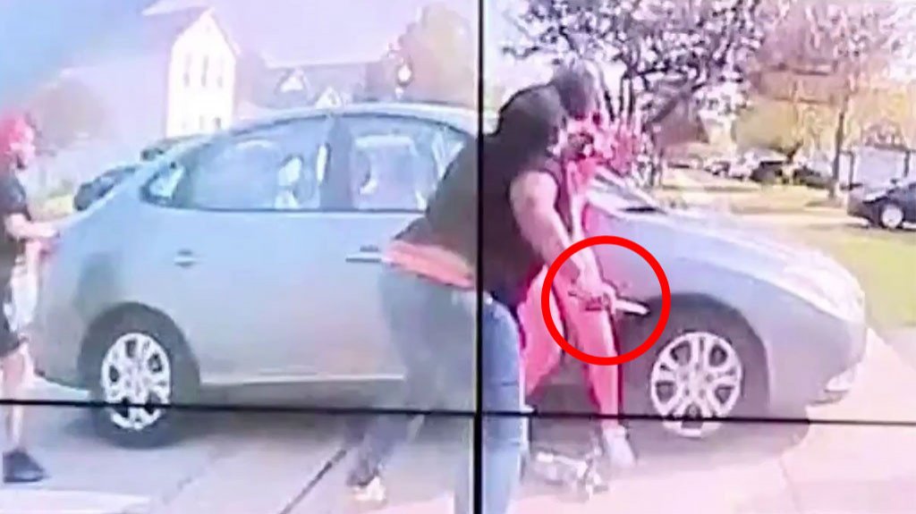  Video muestra como Polic&iacute;a de Ohio salva la vida de una joven que iba a ser apu&ntilde;alada por otra 