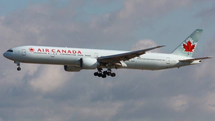 AviÃ³n de Air Canada tuvo que aterrizar luego de que una anciana mordiera a un tripulante