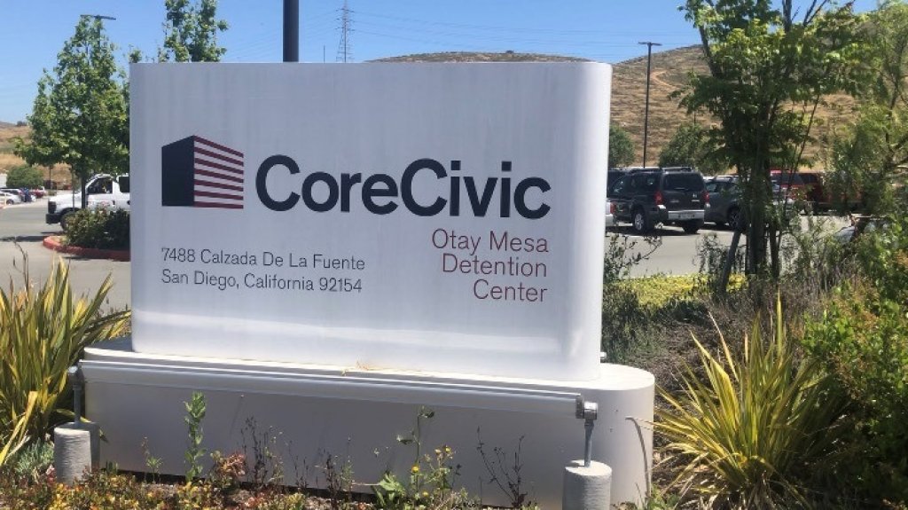  Roc&iacute;an potente qu&iacute;mico a inmigrantes detenidos cada 30 minutos, d&iacute;a y noche 