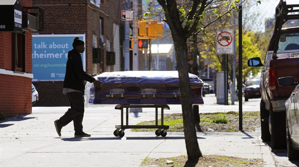  EE.UU. reporta 2.562 muertes en las &uacute;ltimas 24 horas 