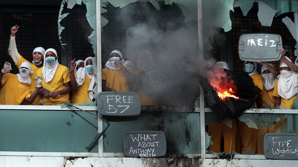  Video:115 presos toman una c&aacute;rcel en EE.UU. 