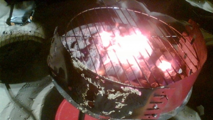 BARBACOA DE GAS PROPANO CAUSA INCENDIO EN BALCON DE CONDOMINIO