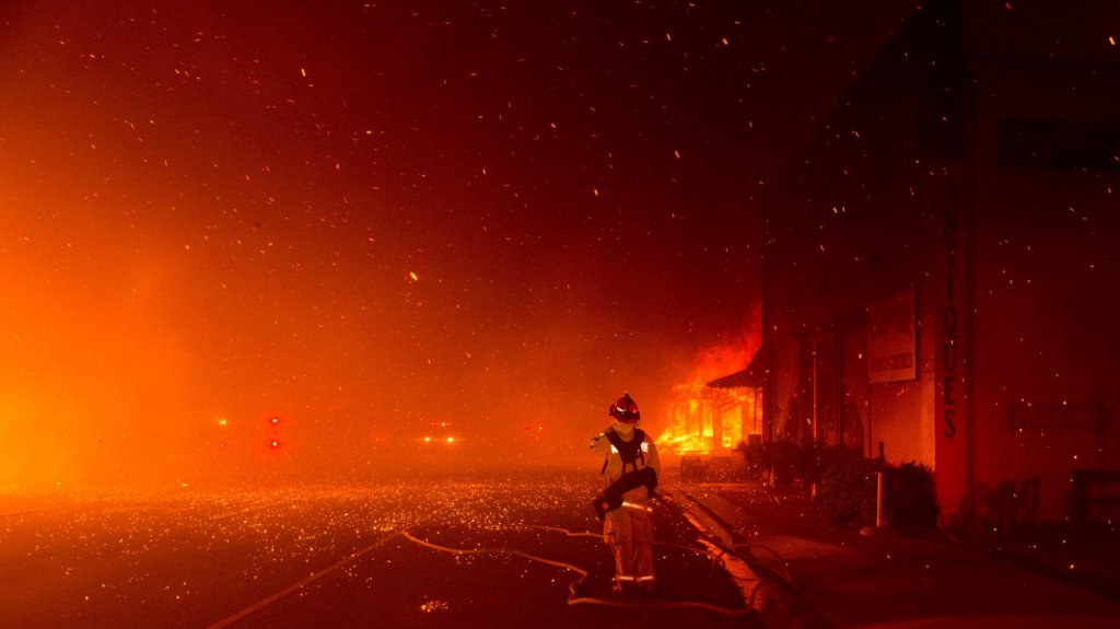  M&aacute;s de 200 personas evacuadas en helic&oacute;ptero por un nuevo fuego en California 