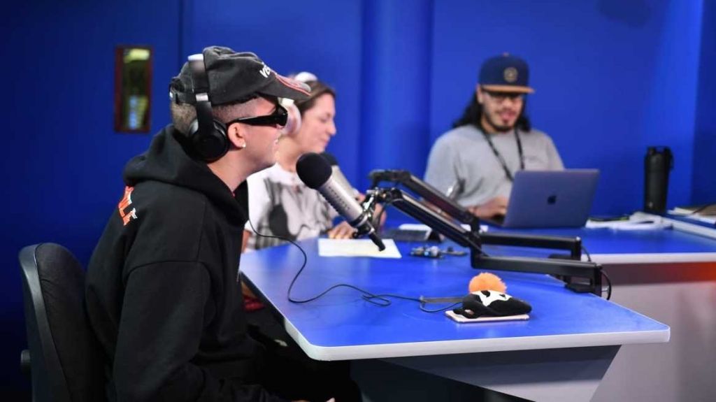  Video: Bad Bunny causa revuelo como locutor al frente de &ldquo;Molusco y Los Reyes de la Punta&rdquo; 