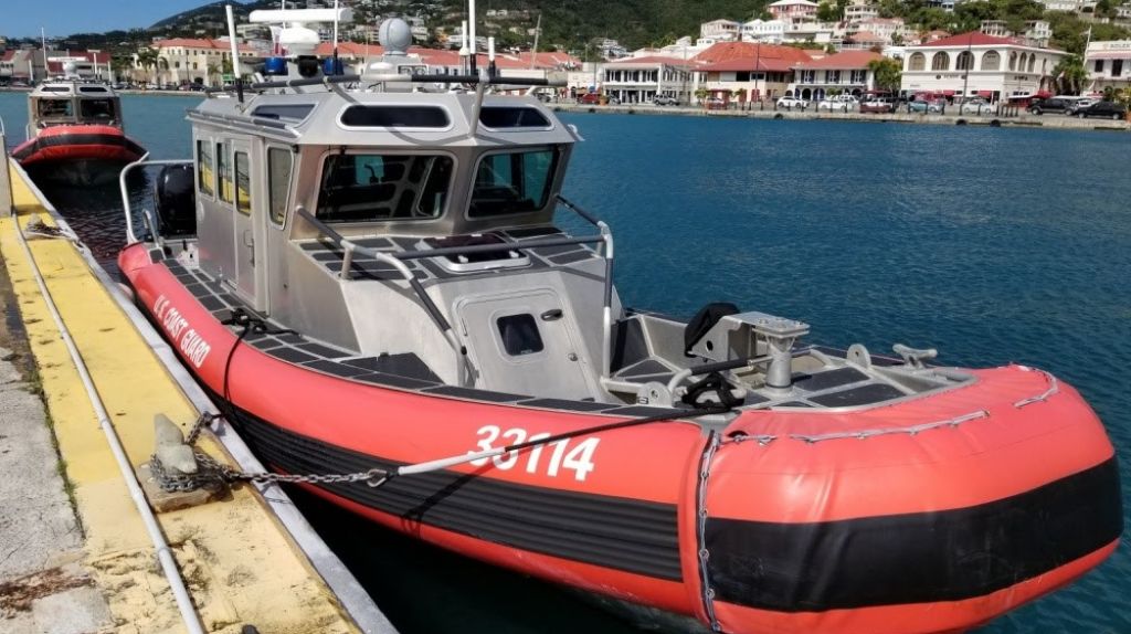  Guardia Costera rescata a dos tripulantes de embarcación que se hundió cerca de Culebra 
