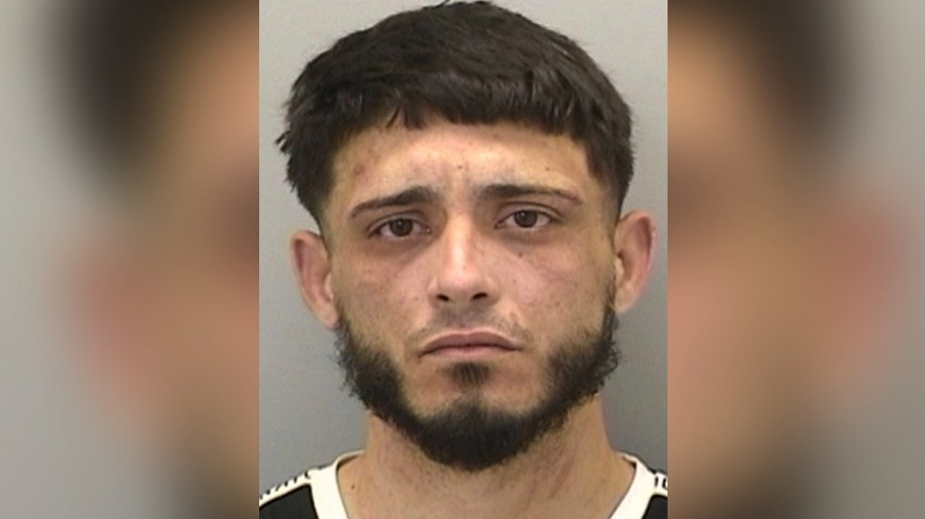  Arrestan a sujeto por da&ntilde;ar el veh&iacute;culo de su ex pareja y profiri&oacute; palabras soeces 