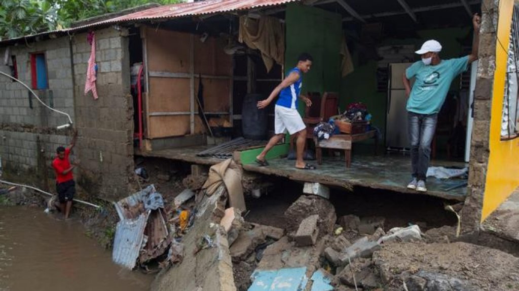  Evacuan decenas de familias en Hato Mayor por tormenta Laura 