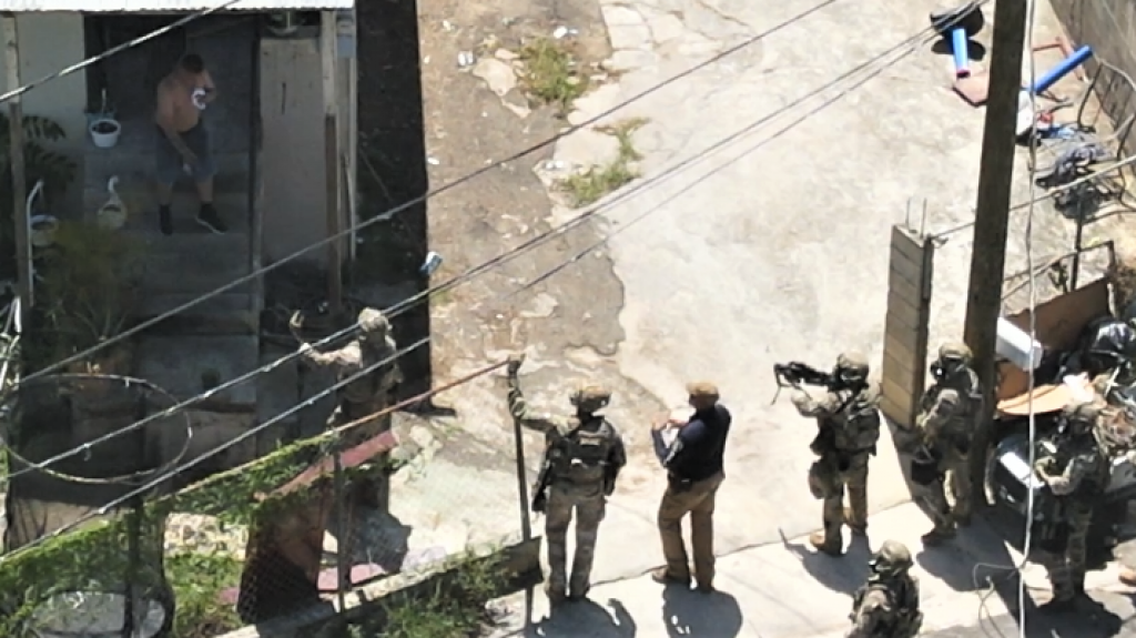  FOTOS: Hombre fue arrestado luego de atrincherarse en su residencia de Barceloneta 