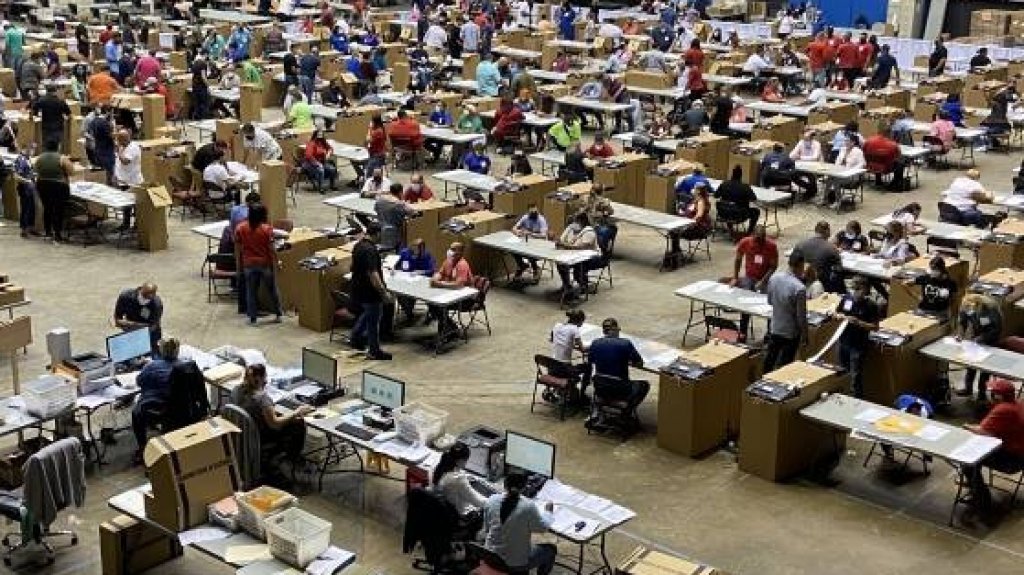  Video: A pu&ntilde;o limpio funcionarios de la CEE en el Roberto Clemente 