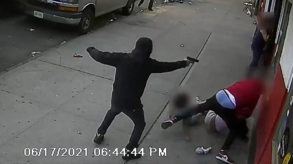  VIDEO: Captan c&oacute;mo un sujeto dispara a un hombre frente a dos ni&ntilde;os a plena luz del d&iacute;a en EE.UU. 