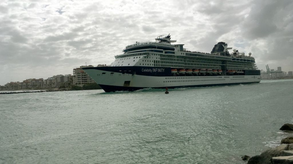  Atrapados, tripulantes de cruceros viven su propio v&iacute;a crucis en el mar 