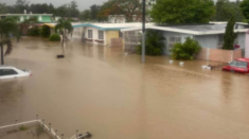  Vecinos de urbanizaci&oacute;n Buenaventura de Mayag&uuml;ez, donde hace un a&ntilde;o se inundaron m&aacute;s de cien residencias, siguen con calvario: ahora sufren por los cortes de energ&iacute;a de la AEE que afectan a 450 familias, entre ellas ancianos y encamados 