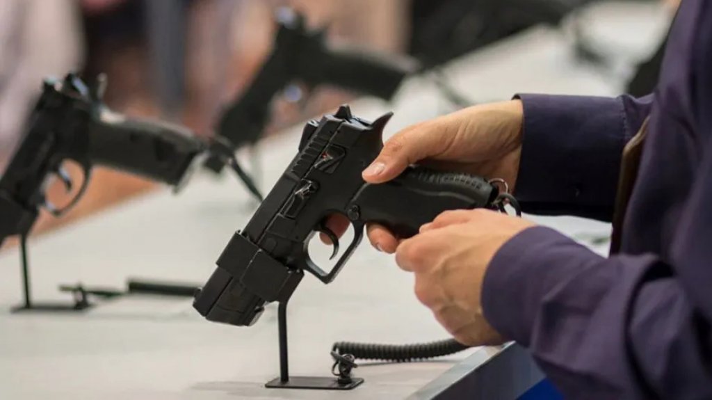  DE se opone a idea de armar a personal docente y anticipa revisi&oacute;n de Carta Circular sobre portaci&oacute;n en escuelas 