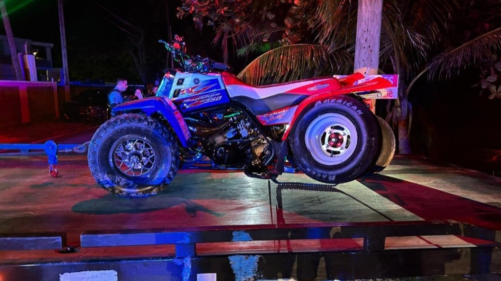  Vacilaba con su &ldquo;Four Track&rdquo; en Arecibo, se cay&oacute;, se raj&oacute; la cabeza, los guardias lo ayudaron, pero tambi&eacute;n le confiscaron el &ldquo;Four Track&rdquo; 