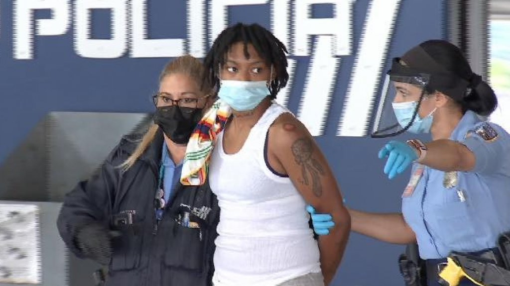  Video: A la c&aacute;rcel Turista que agredi&oacute; a polic&iacute;as en avi&oacute;n de Spirit hoy en el Luis Mu&ntilde;oz Marin 