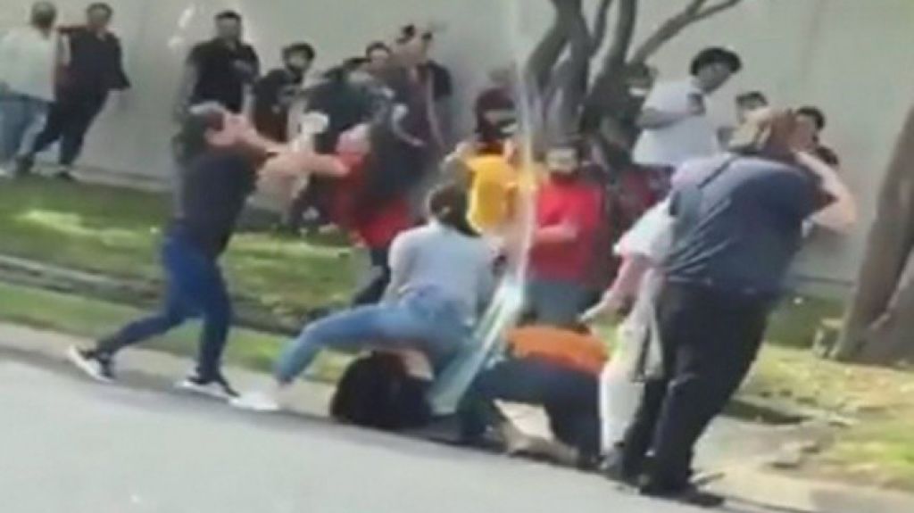  Video:Mujeres se entran a puños en fila para entrar a tienda Ross en Texas 