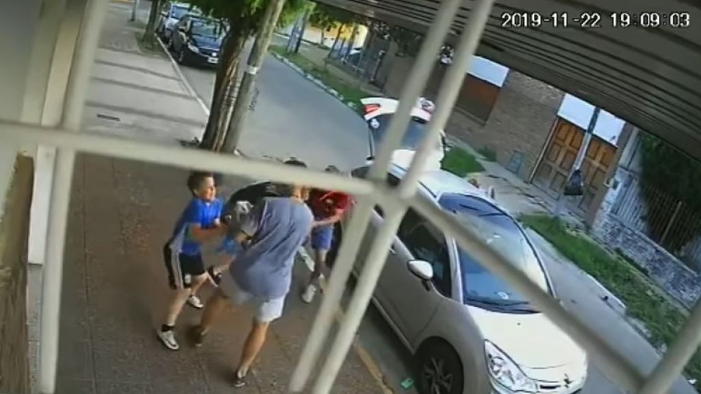  VIDEO: Un ni&ntilde;o patea a un ladr&oacute;n para defender a su mam&aacute; de un robo 